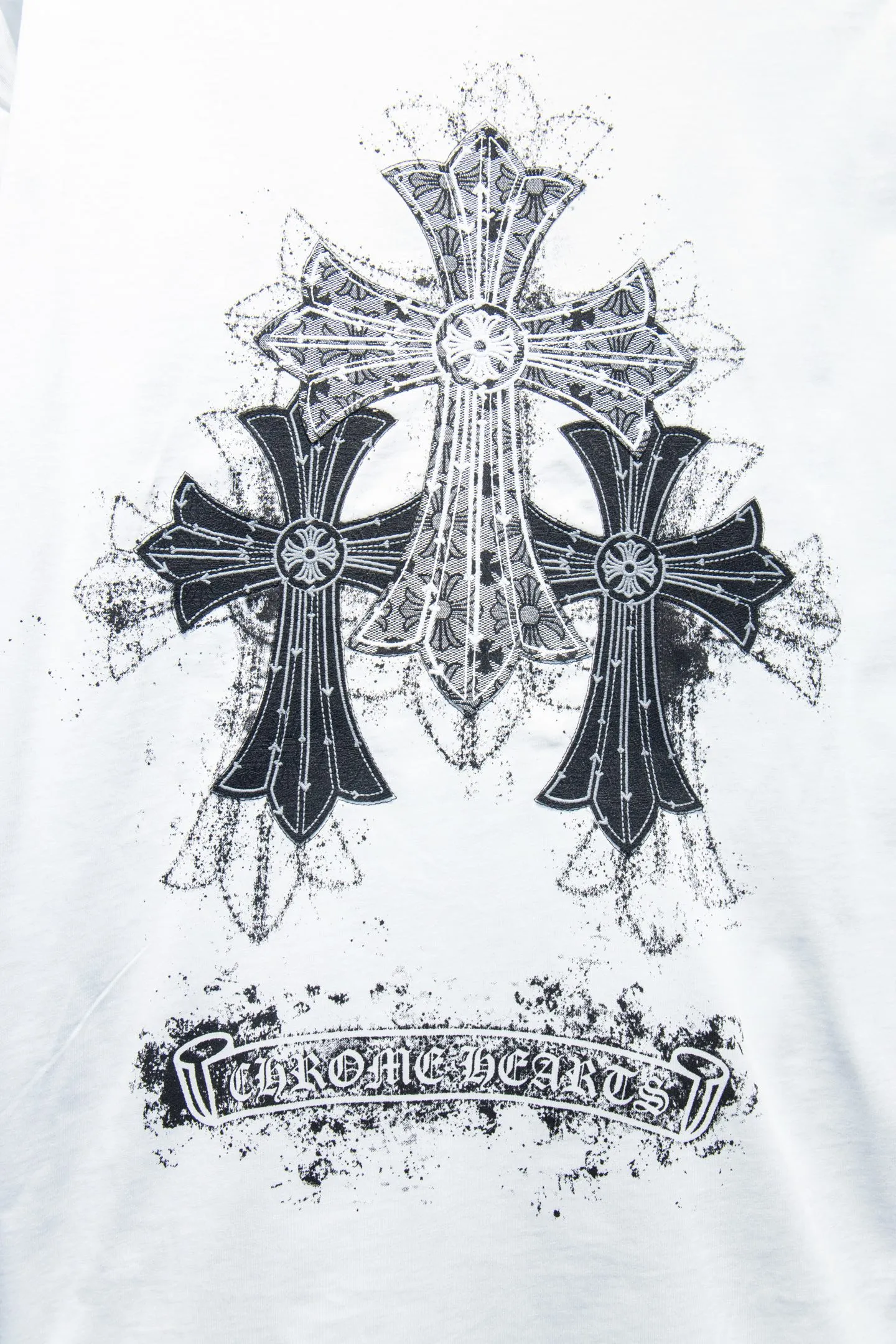 P180 🆕Chrome hearts 25ss os version is really charming and Chrome hearts are really unique. Each season's new version is made to the extreme. It is very practical and can be worn casually. Nice✔️ - ⚠️100% cotton. It is made of 32-count double yarn, 260-gram weight fabric and imported knitted needle carded cotton. It has moderate thickness, drape and contour, and the upper body is comfortable! ! It is very tolerant to fat body types and can instantly lose five pounds after wearing it!  The front and rear panels are hand-printed on the silk screen platen, and the 3D full-color scan pattern is used as film to ensure that the printing pattern is restored to the highest degree, and the printing is made to have a cracking effect and is reinforced and not easy to fall off. The upper and lower LOGO printing has a strong touch texture. The printing material uses environmentally friendly active water slurry and anti-sublimation liquid for the base. The garments can withstand washing without stripping. The addition of handmade elements to the body of the garment greatly increases the interest of the garment and creates a unique visual effect. After special treatment, a unique effect is formed. An irregular hem is added to the version. This year's Kroxin is the main version. In the past two years, the oversize version has become the focus of the trend and has been a popular staple in the past two years. The change of designers has made this brand an instant hit. The progressive fashion of the times also needs the blood impact of fresh elements and trendy designs in order to continue its glory! It’s stylish both inside and outside, a must-have for high street travel! An absolute "eye-catching style" that can match couples 💏 Color: Black White Size: S M L XL